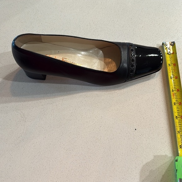 Salvatore Ferragamo Black Pumps EUC Size 8B - Picture 11 of 11